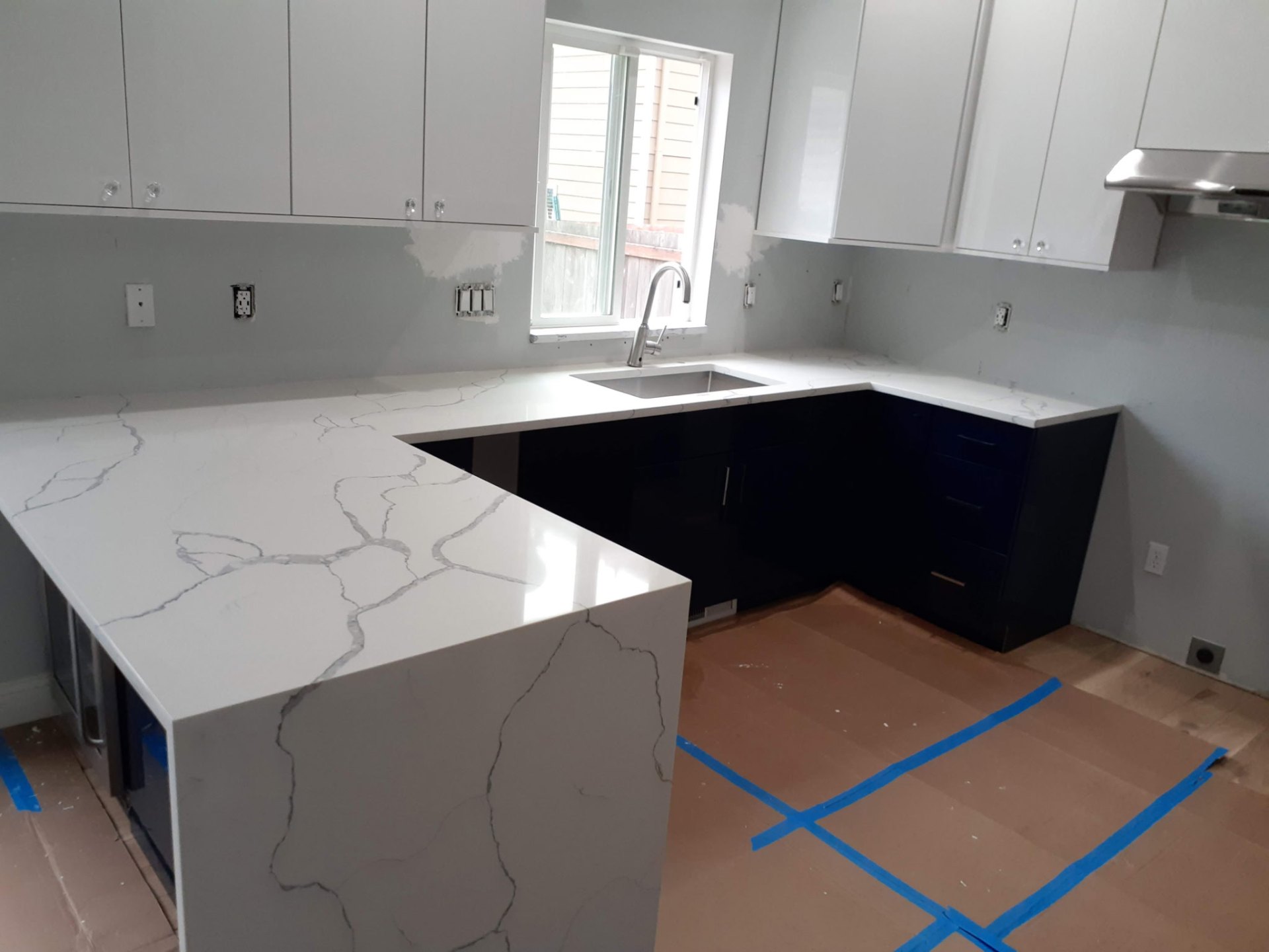 Calacatta quartz U-shaped kitchen countertops freshly installed in an Everett, WA home